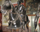 В центре зала выставлены фигуры рыцарей в доспехах XVI века на конях, покрытых броней. Эта кавалькада воссоздает облик готового к бою рыцарского войска