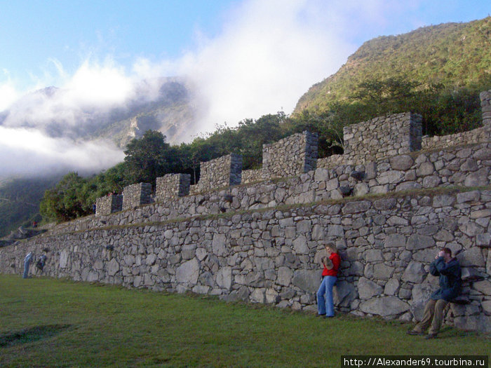 Одна из ступеней террасы. Мачу-Пикчу, Перу Одна из ступеней террасы. Мачу-Пикчу, Перу