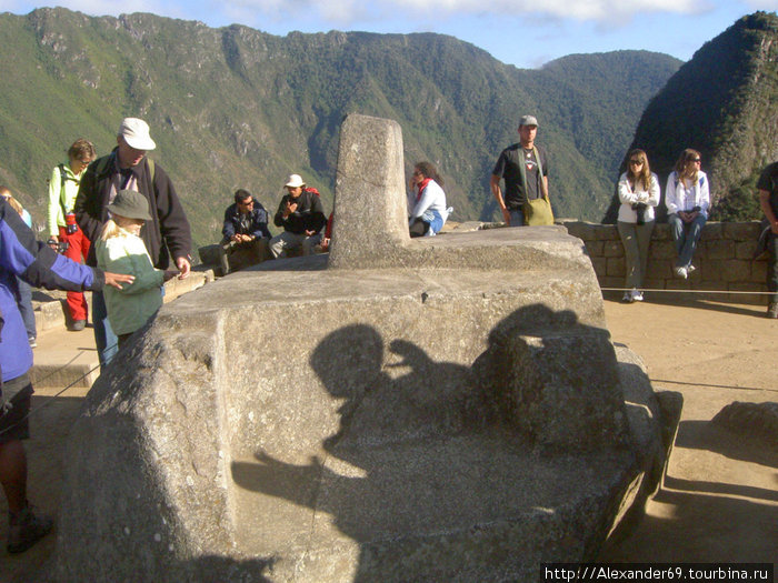 Интиуатана, в переводе с кечуа коновязь солнца. Вырублен из цельной скалы. Интересно, кто и какого коня здесь привязывал? На вершине скалы? По официальной версии (у них все просто), это алтарь. Мачу-Пикчу, Перу Интиуатана, в переводе с кечуа коновязь солнца. Вырублен из цельной скалы. Интересно, кто и какого коня здесь привязывал? На вершине скалы? По официальной версии (у них все просто), это алтарь. Мачу-Пикчу, Перу