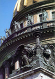 Скульптуры апостолов, пророков, ангелов расположены на сводах и в барабане купола Исаакиевского собора
