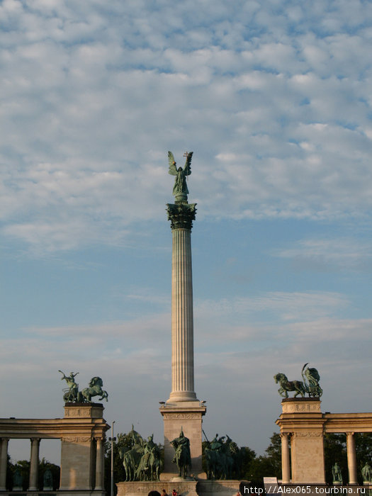 36-метрвая колонна из каррарского мрамора со статуей Архангела Гавриила. Будапешт, Венгрия