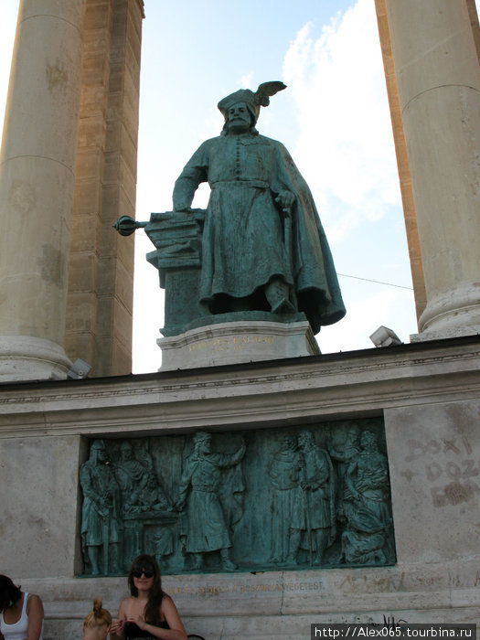 Кальман I  Книжник,король Венгрии.

Барельеф: Кальман запрещает сожжение ведьм. Будапешт, Венгрия