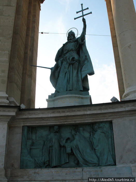 Иштван I Святой,король Венгрии.

Барельеф: Св.Иштван принимает корону из рук посланника Папы Римского. Будапешт, Венгрия