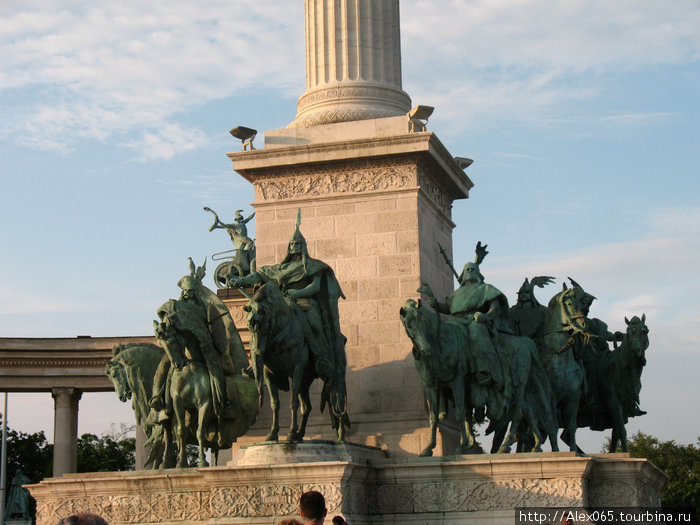 Фигуры семи Венгерских вождей,приведших народ на Паннонийскую равнину.В центре — Арпад, считающийся основателем Венгерской нации. Будапешт, Венгрия