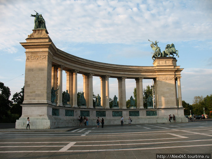 Левая полуколоннада.Наверху аллегорические скульптуры: с левой стороны — Труд и Благосостояние,с правой — Война. Будапешт, Венгрия