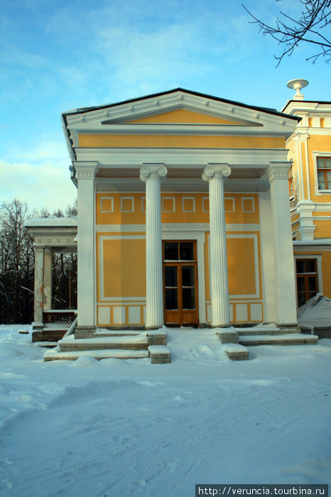 Фасад дворца в Сергиевке. Петергоф, Россия