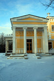 Фасад дворца в Сергиевке.