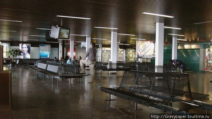 Аэропорт Либревиль, Габон. Потрясающая справочно-информационная система. Работает совершенно автономно. То есть, самолет еще даже не прилетел а табло сообщает о начале регистрации, посадке, взлете ... Пуэнт-Нуар, Республика Конго