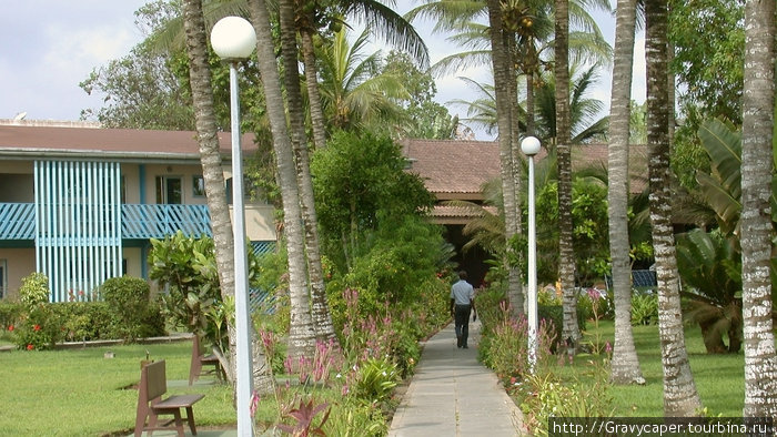 Гостиница имеет свой небольшой парк Пуэнт-Нуар, Республика Конго