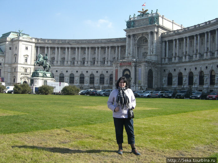 На площади Героев. Вид на здание Нового Хофбурга и памятник Евгению Савойскому Вена, Австрия