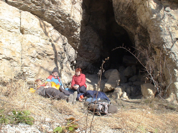 Вход в неизведанную пещеру. Адыгея, Россия