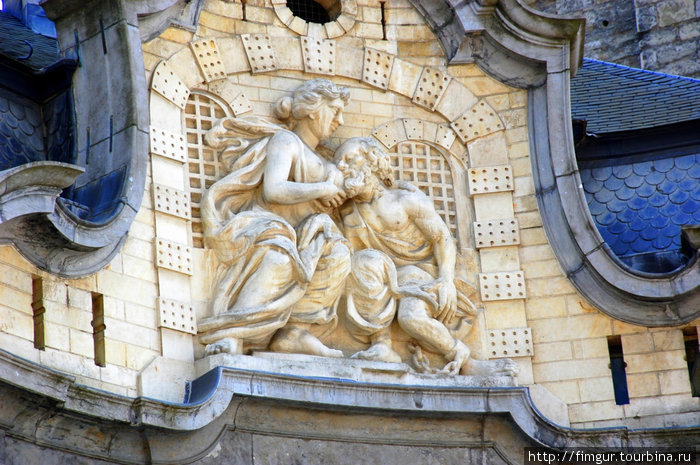 Барельеф на стене бывшего здания городской тюрьмы с библейским сюжетом о молодой женщине кормившей грудью старика. Гент, Бельгия