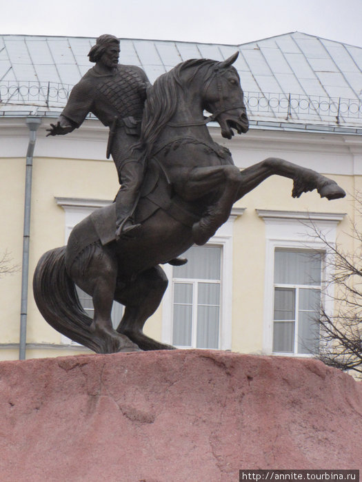 Памятник Евпатию Коловрату (вид со стороны Лыбедского бульвара) Рязань, Россия