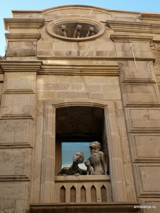 Памятник влюбленным и кошкам Баку, Азербайджан