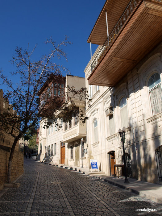 Деревянные балконы старого города и улица Кичик-Гала, где снимали Бриллиантовую руку Баку, Азербайджан