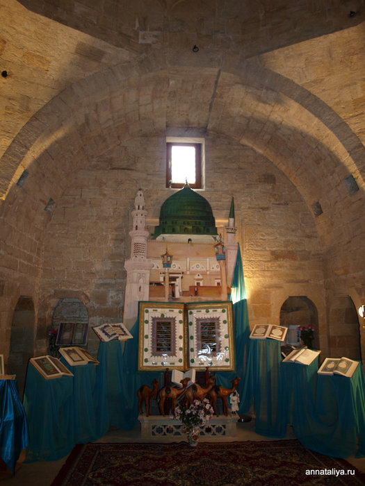 Выставка коранов в мечети Баку, Азербайджан
