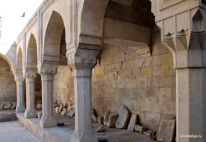 Двор диванханы с археологическими находками Баку, Азербайджан