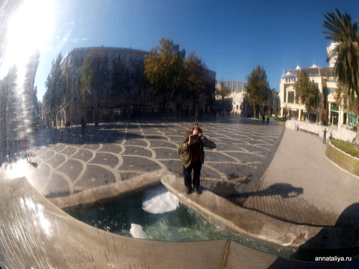 Отражение в шаре фонтана Баку, Азербайджан