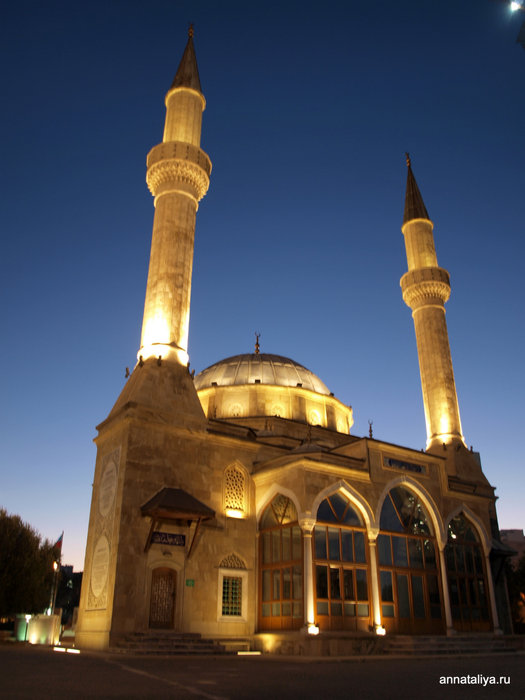 Мечеть рядом с верхней станцией фуникулера Баку, Азербайджан