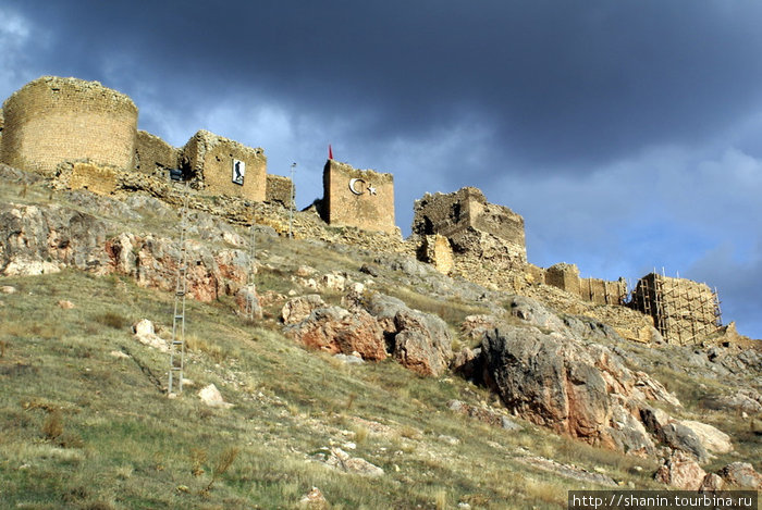 Крепость Байбурт перед грозой Байбурт, Турция