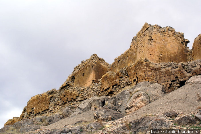 Крепостная стена на скале Байбурт, Турция