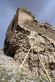 У основания крепостной башни отвалился кусок
