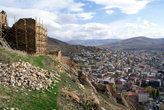Крепость стоит на скале над городом Байбурт