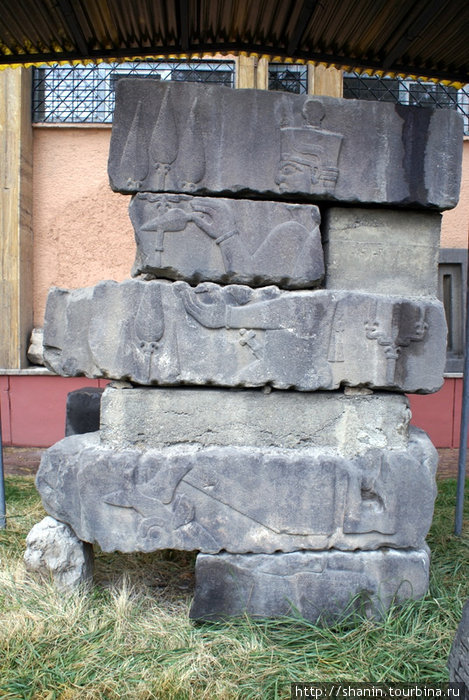 Камни — остатки империи Урарту Ван, Турция