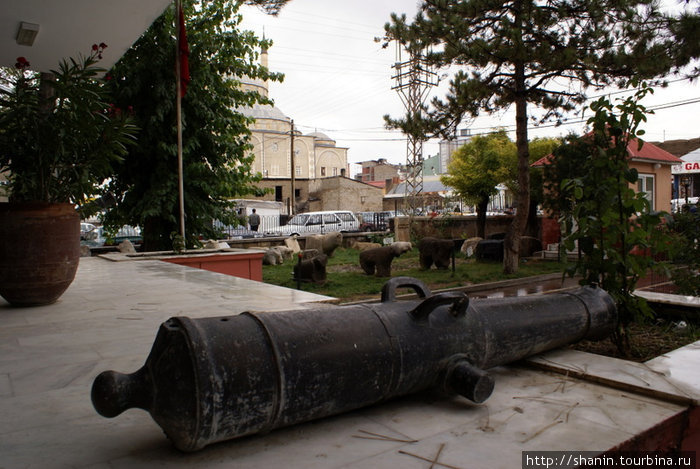 Старая пушка у входа в Археологический музей Ван, Турция