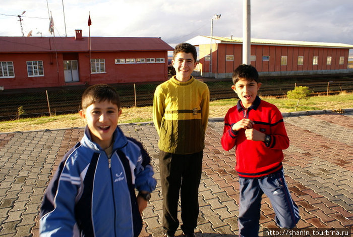 Мальчишки у поезда Ван, Турция