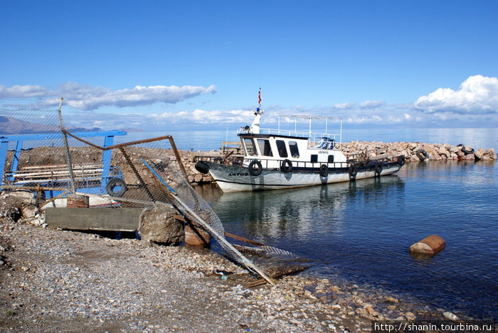 Прогулочное судно на приколе Ван, Турция