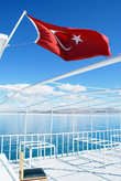 Турецкий флаг на прогулочном судне