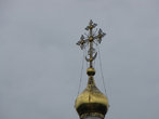 Прорезной кованый крест (XVII в.) на малой шатровой колокольне. Установлен в 1870 г. взамен старого, снесенного бурей. Крест с разобранной древней Успенской церкви.
