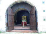 Древние святые врата  — самое древнее строение обители (1658 г., зодчий Ю. Яршов), сохранившееся со времени начала каменного строительства и оказавшиеся из-за перестроек внутри монастырской ограды.