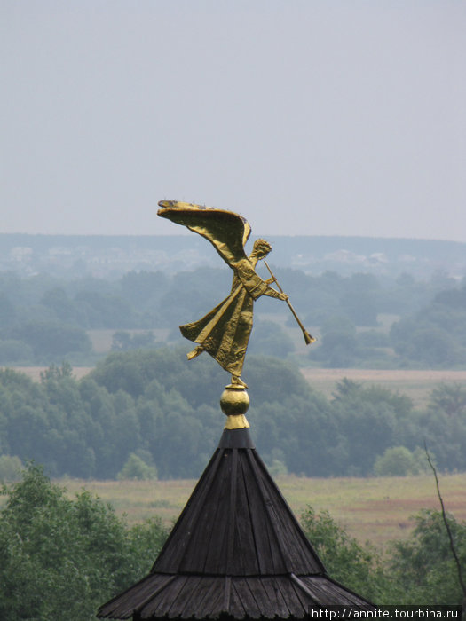Фигурка ангела на одной из угловых башен монастырской стены (сер. XVII в.) Рыбное, Россия