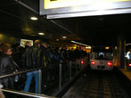 Вот столько народу в метро, когда большинство автобусов не ходит... Мне удалось сесть только во второй поезд... этот уехал полный и без меня!)