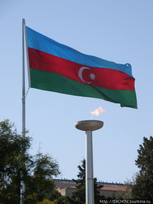 Национальный флаг и вечный огонь. Баку, Азербайджан