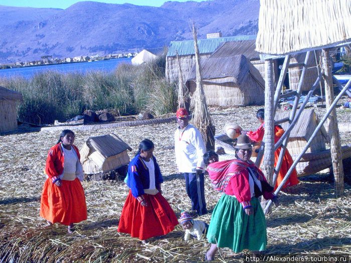 Местные индейцы, живущие на островах Урос, никакого отношения к индейцам Урос не имеют. И обижаются, когда их так называют. Озеро Титикака, Перу