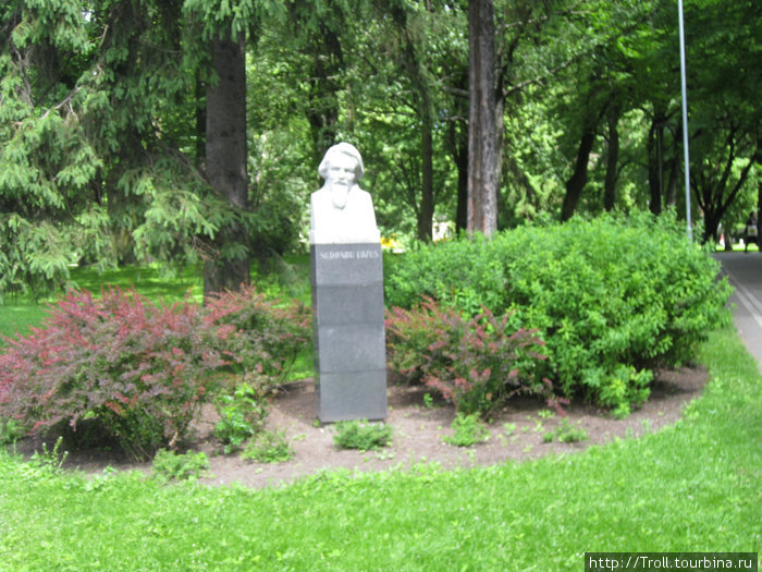 Изящно обставленный флорой монумент Рига, Латвия