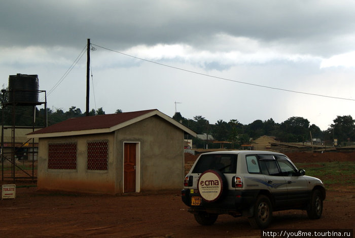 приличный домик за машиной — туалет, здесь чище чем в российских туалетах Энтеббе, Уганда