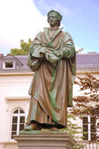 Иоганн Рейхлин последователь учения Лютера-учённый.писатель,гуманист.