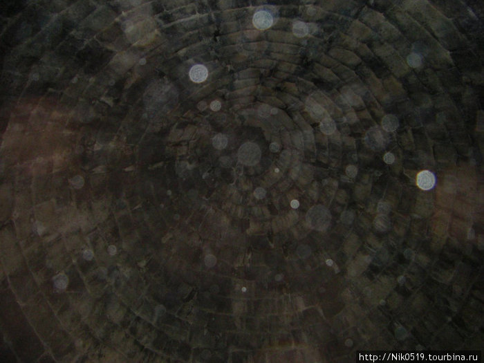 Энергетические шары в гробнице Атрея. Они не видимы обычным глазом, но всегда получаются при фотографировании купола цифровым фотоаппаратом. Микены, Греция
