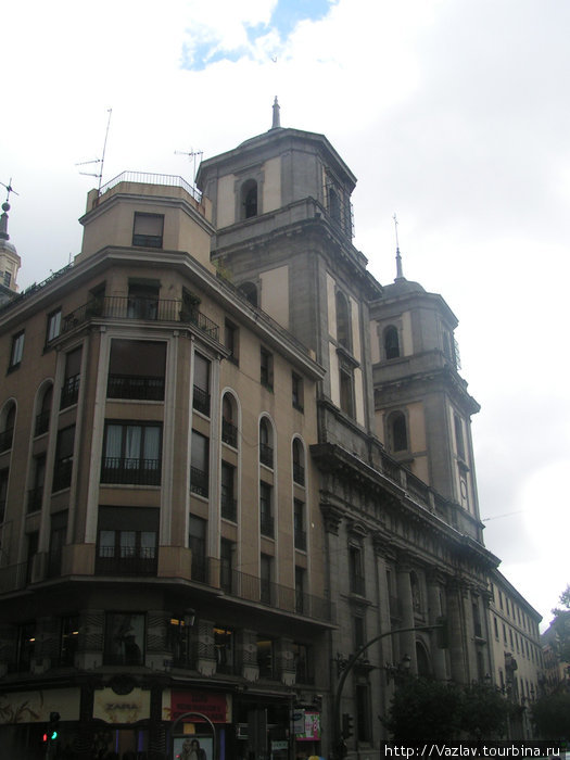 Две бащни и фасад собора Мадрид, Испания