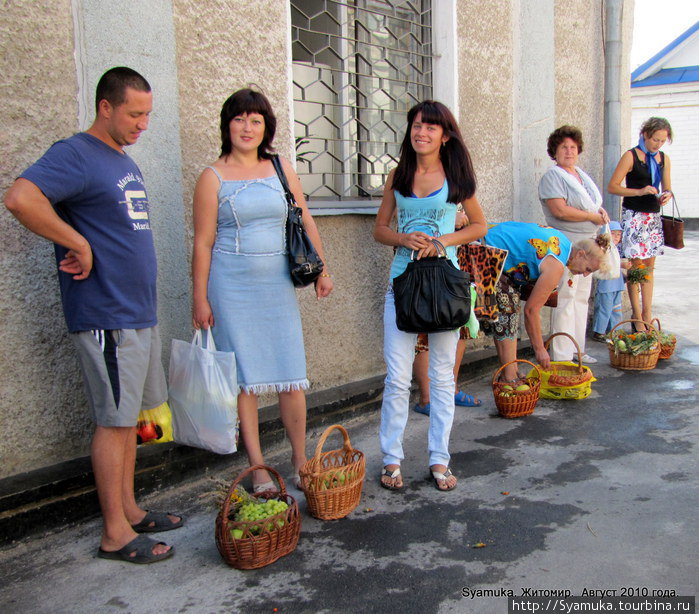 А на храмовом дворе ждут освящения плодов. Житомир, Украина