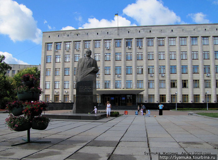 Памятник С. Королеву на Майдане Рад. Житомир, Украина