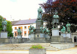 Памятник Лютеру воздвигнут в 1868г.по проекту Эрнста Ричела его учениками.Лютера окружают 11 скульптур его предшественников и современников.Площадь памятника 100 кв.м.