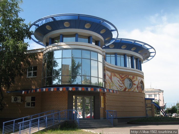 Здание ресторана «QQ» (пр. Калинина, 1)

Построено в 2005 г. на месте кафе «Сказка». Архитекторы проекта – Золотов и Черепанов. Стиль этого объекта трудно выразить одним словом, но, несмотря на футуристичность, он неплохо смотрится на фоне домов ст Барнаул, Россия