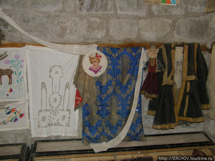Национальная одежда в музее. Исмайлинский район, Азербайджан