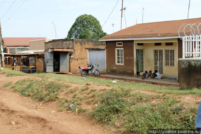 обычная жизнь рядом с дорогой Энтеббе, Уганда