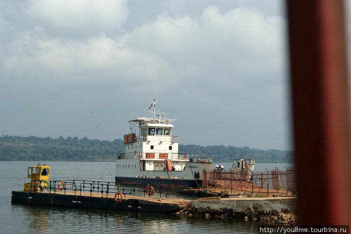 пароход на пристани Энтеббе, Уганда